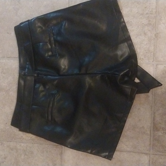 NWT Black Faux Leather Size XL Shorts with Belt - Picture 4 of 9